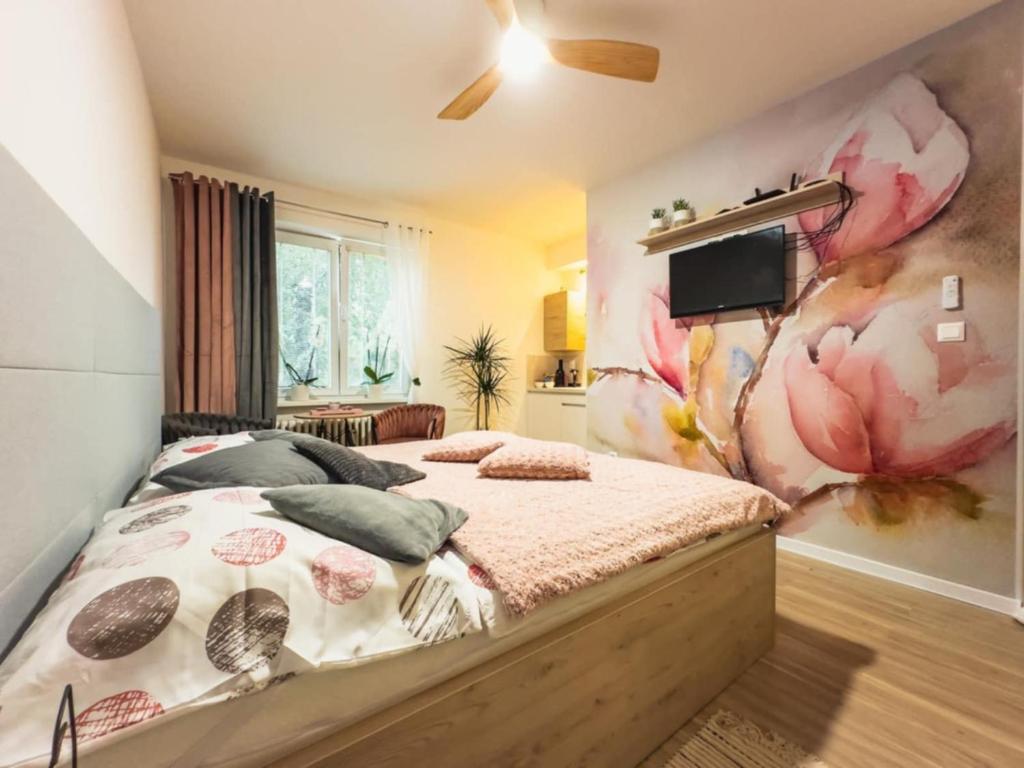 ポプラトにあるApartmán Poprad Centrumのベッドルーム1室(花の壁のベッド1台付)