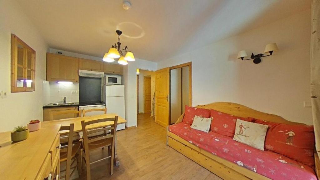 un salon et une cuisine avec un canapé et une table dans l'établissement Résidence Terrasses De La Bergerie - 2 pièces 4 personnes MAE-8344, à Orcières