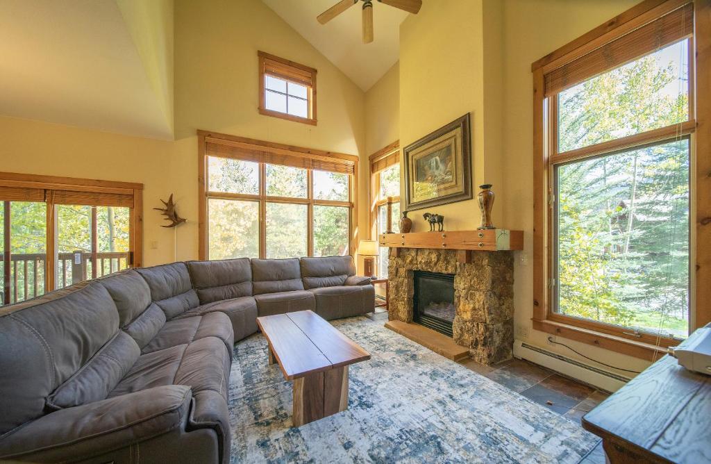 Χώρος καθιστικού στο Seasons 1851 by SummitCove Lodging
