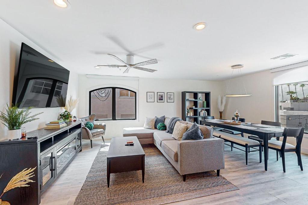 Μια τηλεόραση ή/και κέντρο ψυχαγωγίας στο Desert Oasis Condo
