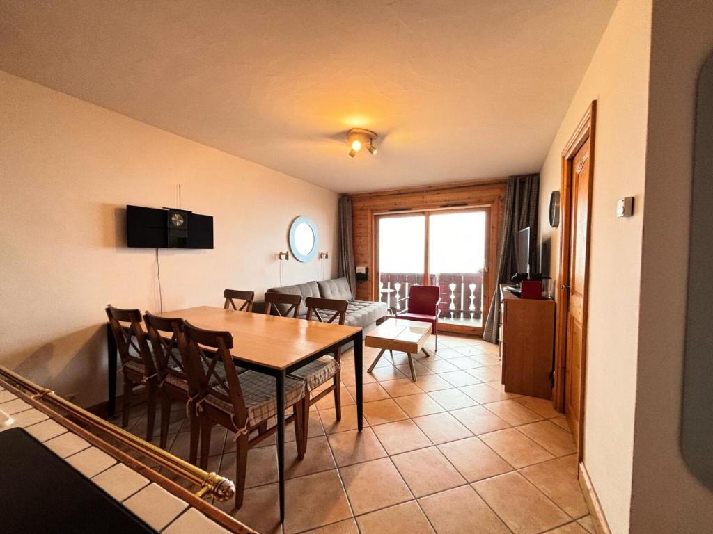 une salle à manger et un salon avec une table et des chaises dans l'établissement Résidence Les Alpages De Reberty - Alpages de Reberty - Ancolie 11 MAE-5384, aux Menuires