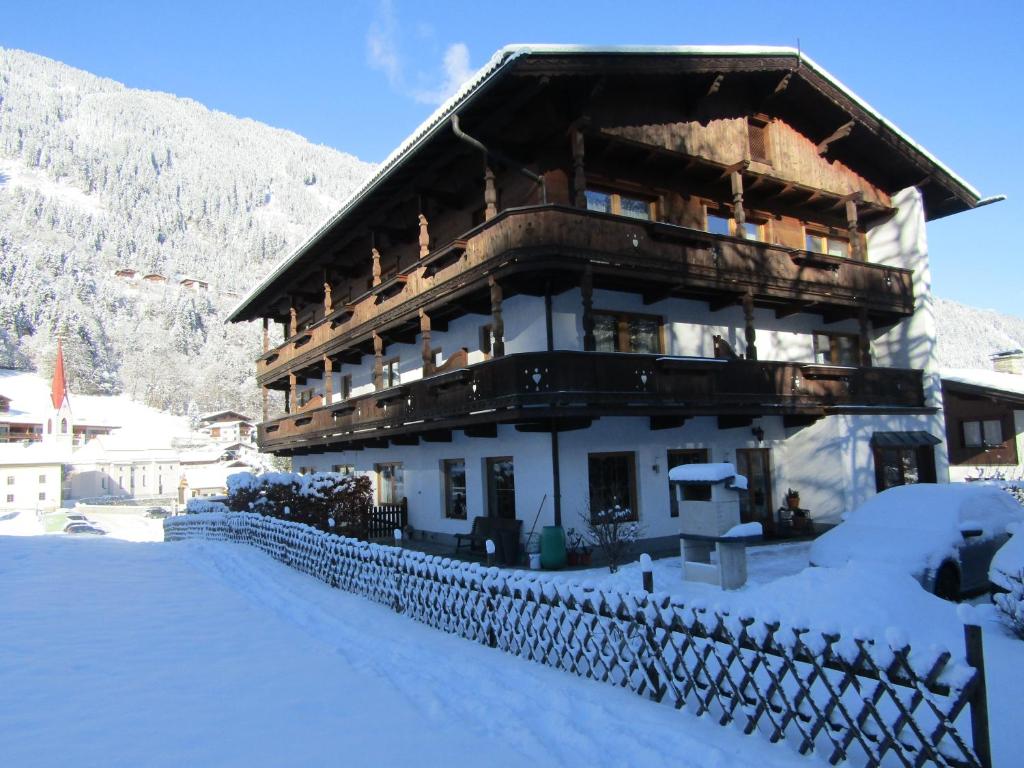 Nespecifikovaný výhled na hory nebo výhled na hory při pohledu z hotelu
