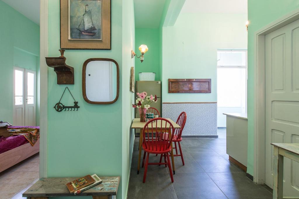 eine Küche mit einem Tisch und Stühlen im Zimmer in der Unterkunft Sea&stone Apartment in Haifa