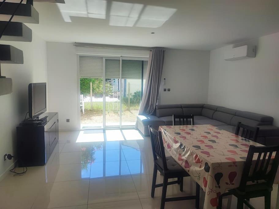 un salon avec une table et une salle à manger dans l'établissement maison individuelle, à Villenave-dʼOrnon