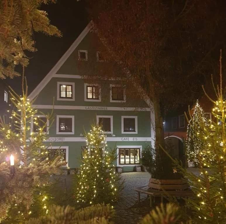 un grupo de árboles de Navidad delante de un edificio en BAUER Gästezimmer, en Kipfenberg