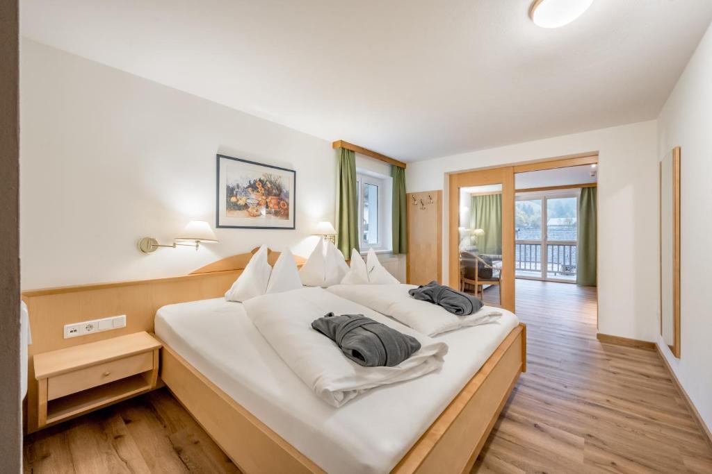 Postel nebo postele na pokoji v ubytování Alpenhotel Zimba
