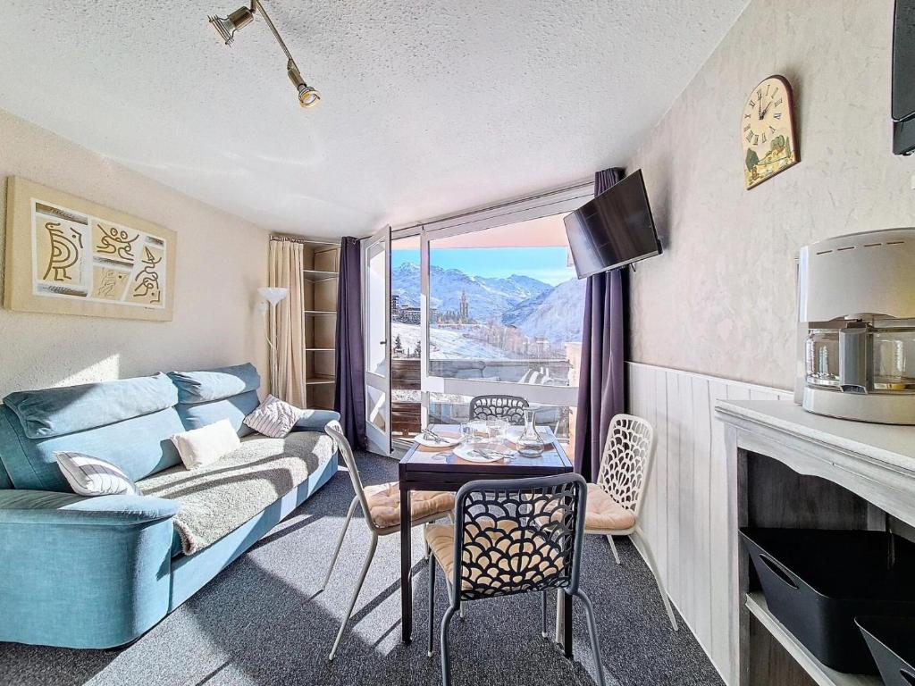 un salon avec un canapé et une table dans l'établissement Résidence Caron - Studio agréable · Au pied des pistes · Balcon MAE-1854, aux Menuires
