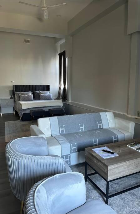Posezení v ubytování Private Cozy open floor plan, studio