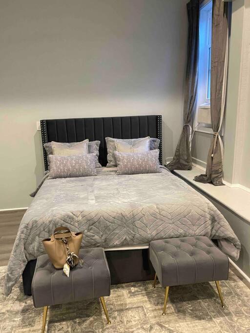 Postel nebo postele na pokoji v ubytování Private Cozy open floor plan, studio