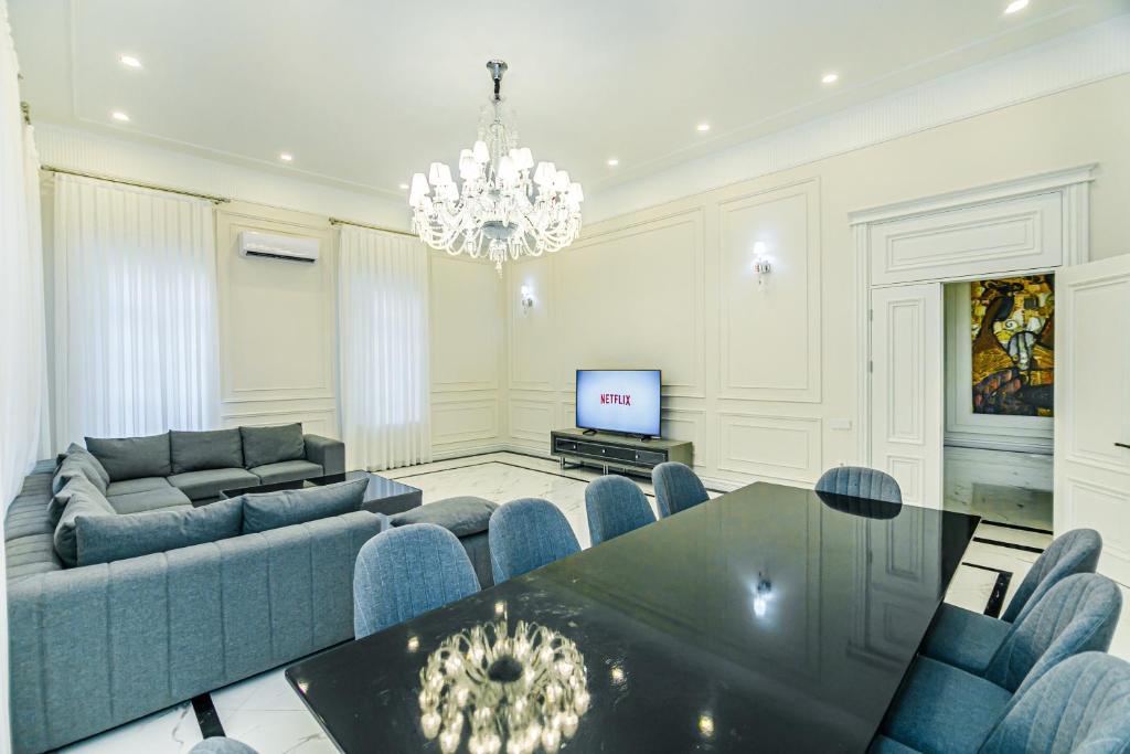 Μια τηλεόραση ή/και κέντρο ψυχαγωγίας στο New Deluxe Apartment