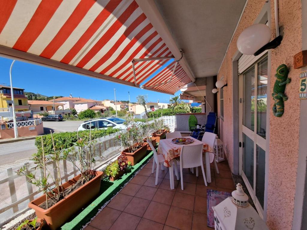 a balcony with a table and plants on it at Casa Orchidea in Castelsardo