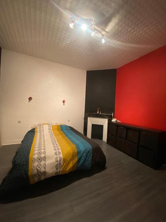 Ένα ή περισσότερα κρεβάτια σε δωμάτιο στο Chambre double 10 min du circuit