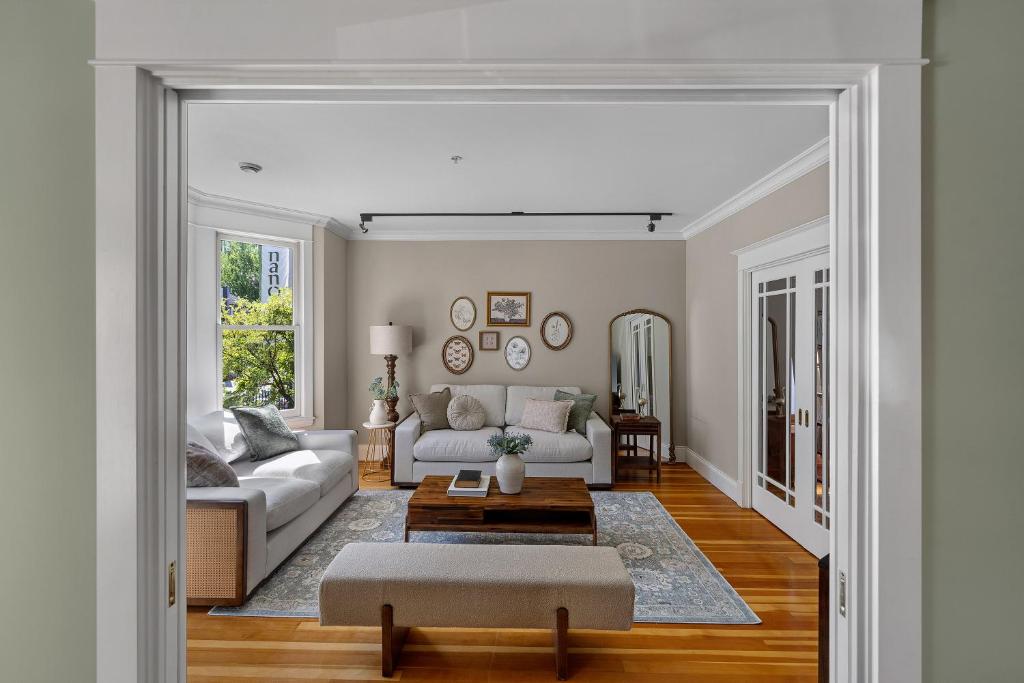 ein Wohnzimmer mit Sofa und Tisch in der Unterkunft The Vancouver Heritage Home - Mount Pleasant in Vancouver