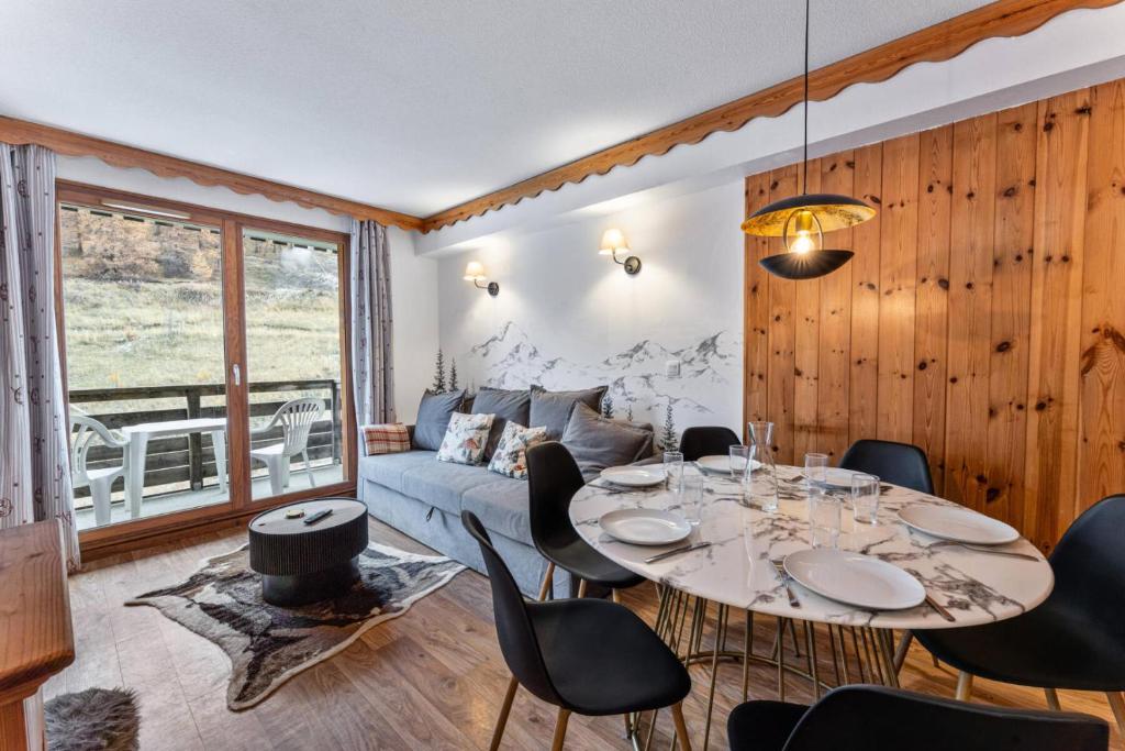 un salon avec un canapé, une table et des chaises dans l'établissement Résidence Les Hauts De Preclaux - Logement redécoré avec vue pistes aux Orres 1800 MAE-5101, aux Orres