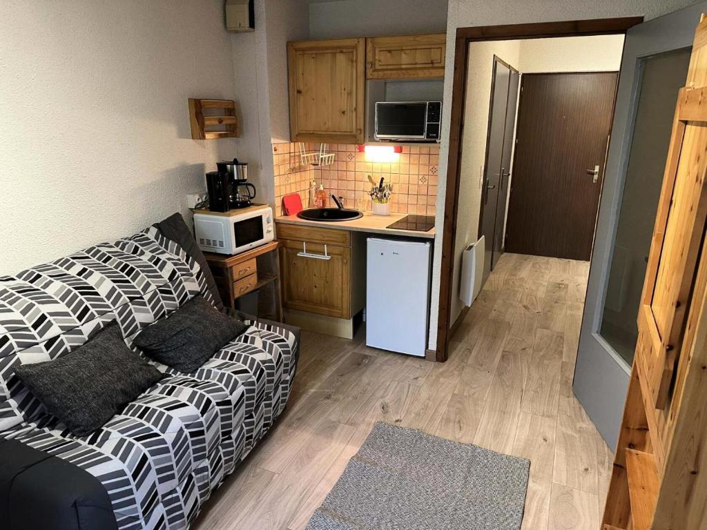 - une petite cuisine avec un lit dans une chambre dans l'établissement Résidence Ecrin Des Glaciers Daim - ECRIN DES GLACIERS D43 MAE-7511, à Combloux