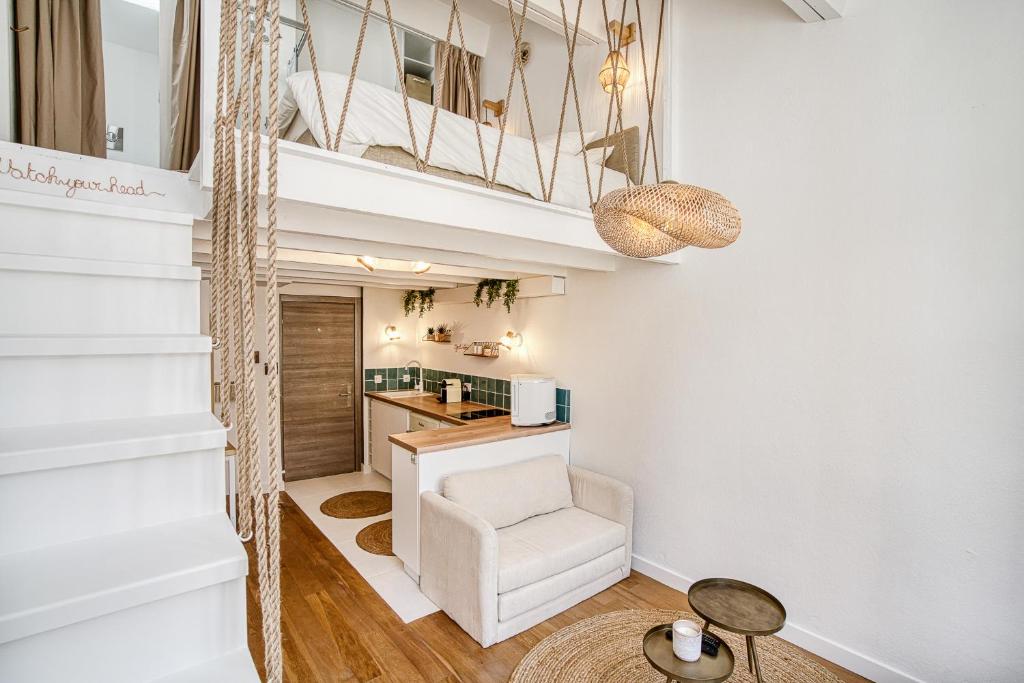 - un salon avec une chaise blanche et une table dans l'établissement My little St-Tropez, à Saint-Tropez