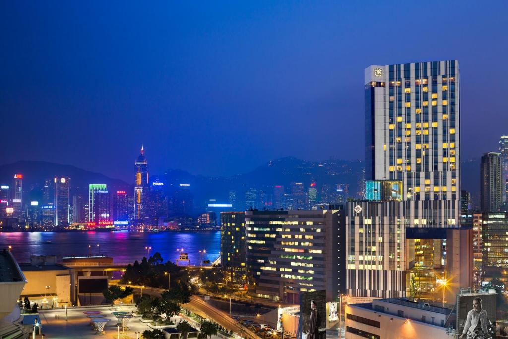 Blick auf die Skyline der Stadt in der Nacht in der Unterkunft Hotel ICON in Hongkong