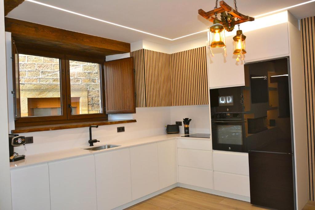 Una cocina o zona de cocina en La casa de la abuela Gabina, Duruelo de la Sierra - 12 personas