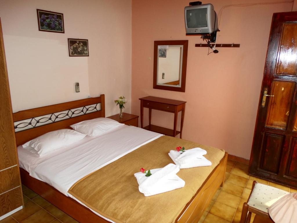 Postel nebo postele na pokoji v ubytování Akrotainaritis Rooms