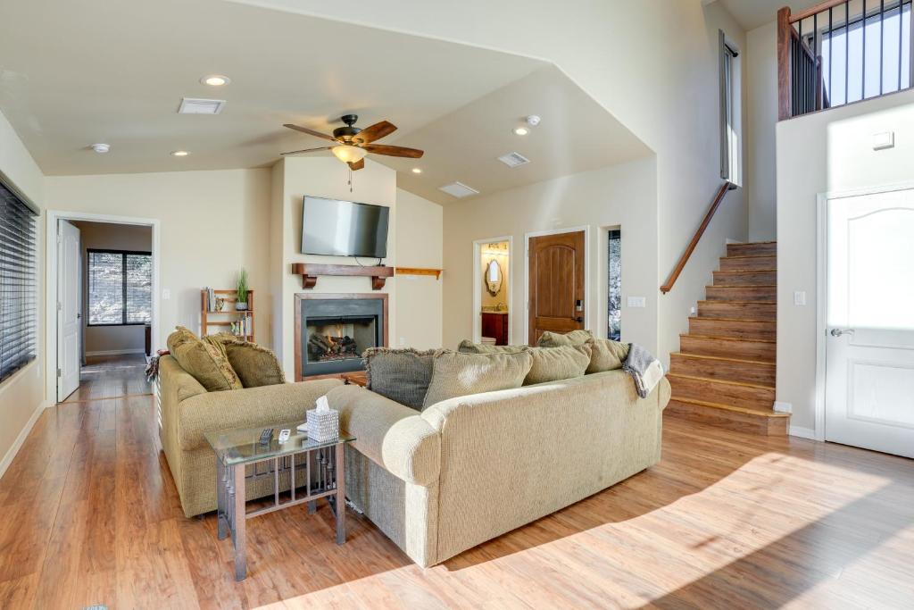 プレスコットにある4 Mi to Hiking! Prescott Home with Furnished Patioのソファと暖炉のあるリビングルーム