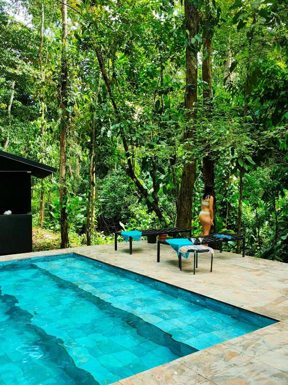 Bazén v ubytování Finca Ardilla Jungle Lodge nebo v jeho okolí