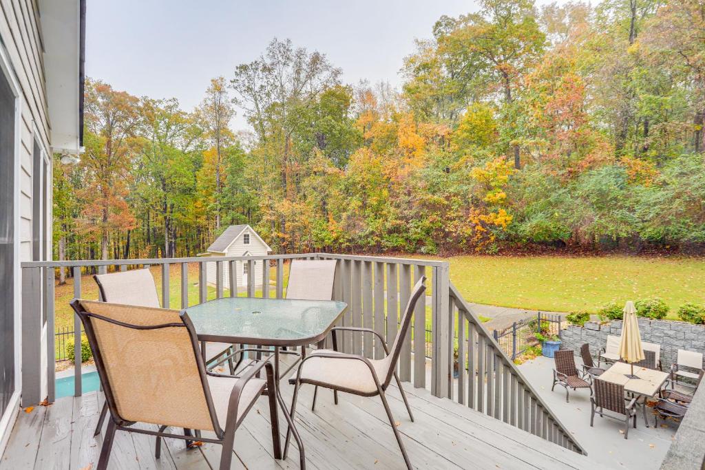 Μπαλκόνι ή βεράντα στο 8 Mi to Lake Lanier Guest House in Buford!