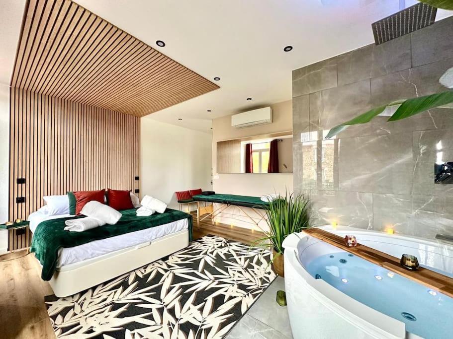 Postel nebo postele na pokoji v ubytování Suite Love & Relax