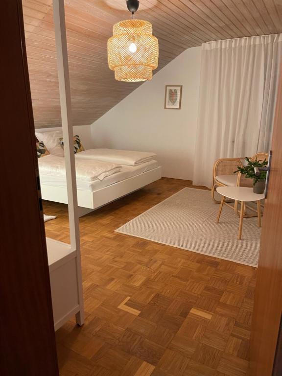 Un dormitorio con una litera y una mesa. en Familiennest Blaustein, en Blaustein