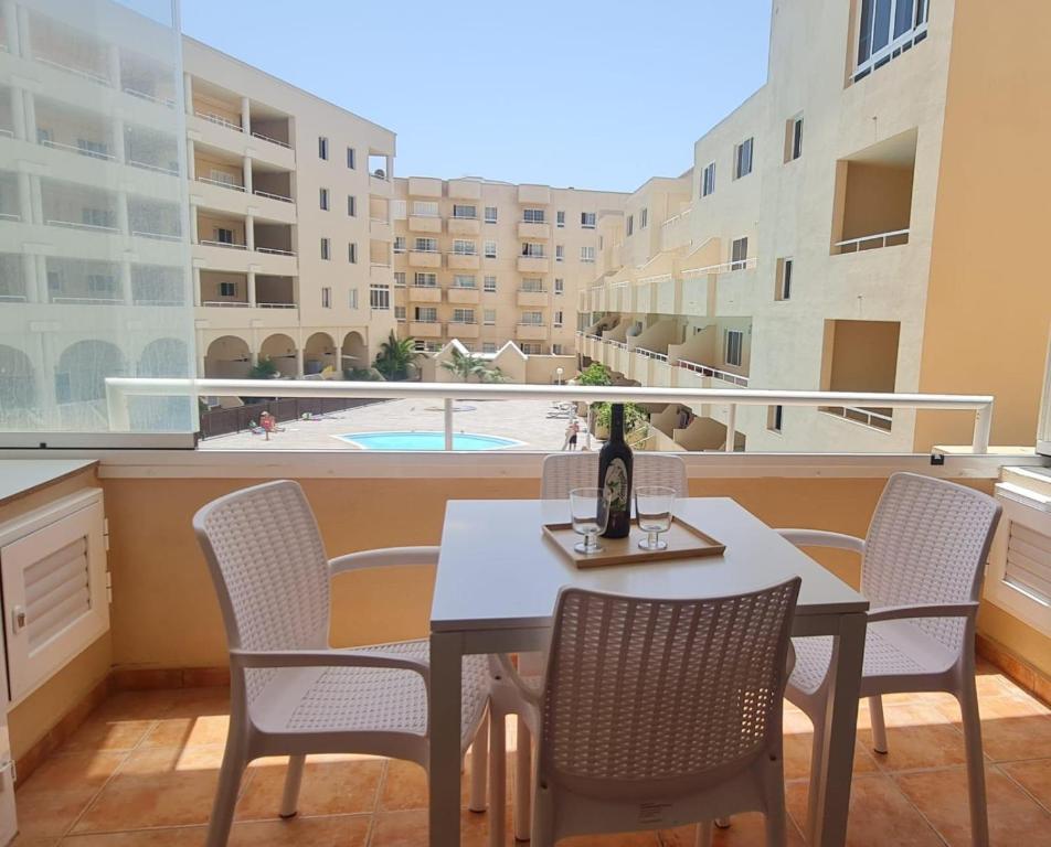 un tavolo e sedie su un balcone con vista sulla piscina di Marineda Sol a El Médano