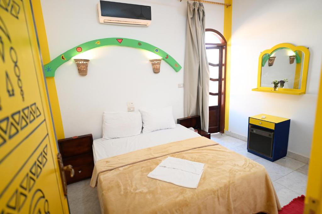 Una cama o camas en una habitación de Fadlos Anay Nubian Guesthouse فضلوس أناي