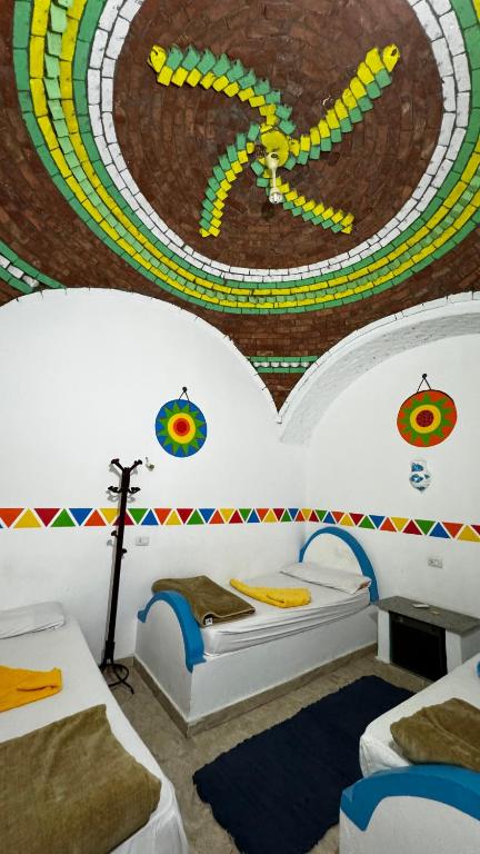 Una cama o camas en una habitación de Fadlos Anay Nubian Guesthouse فضلوس أناي