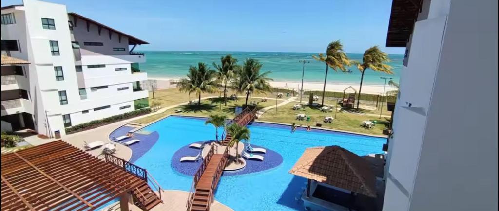 uitzicht op het strand vanaf het balkon van een resort bij Maui Beach Residence, 3 quartos, Tamandaré PE in Tamandaré