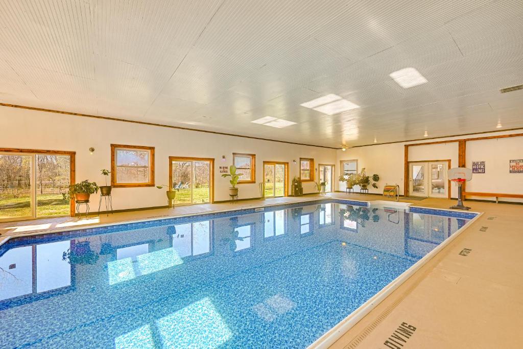 Bazén v ubytování 8-Acre Bridgman Oasis Pool, Hot Tub and Game Room nebo v jeho okolí