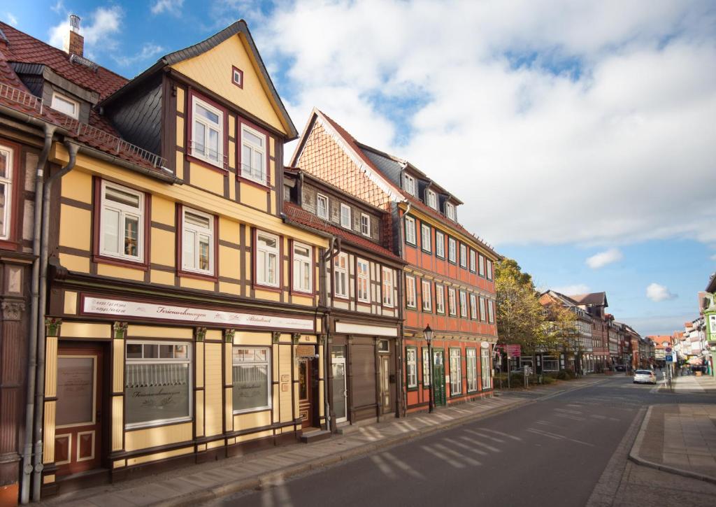 eine Reihe von Gebäuden in einer Stadtstraße in der Unterkunft Ferienwohnung Altstadtnest Wernigerode in Wernigerode