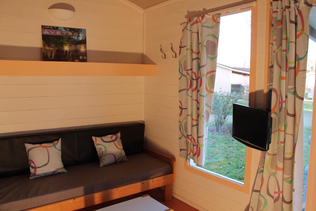 a small room with a couch and a window at Le Hameau des Genets in Montlaur