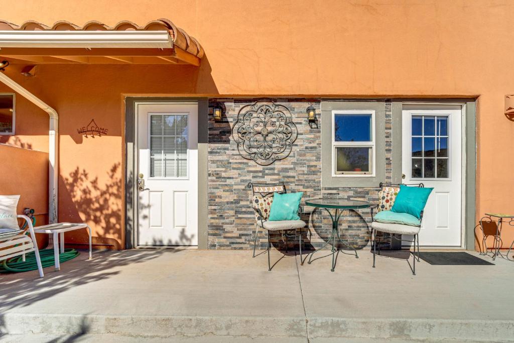 セドナにある10 Mi to Dtwn Pet-Friendly Sedona Getaway!の建物の前にパティオ(テーブル、椅子付)