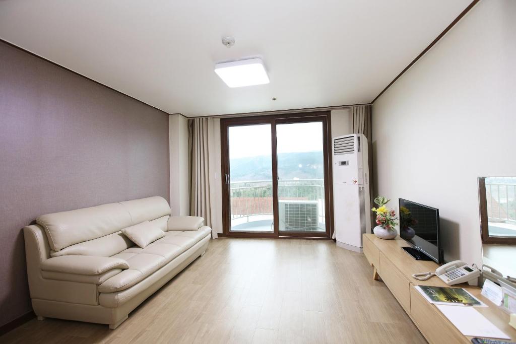 TV a/nebo společenská místnost v ubytování Ilsung Resort Sulak