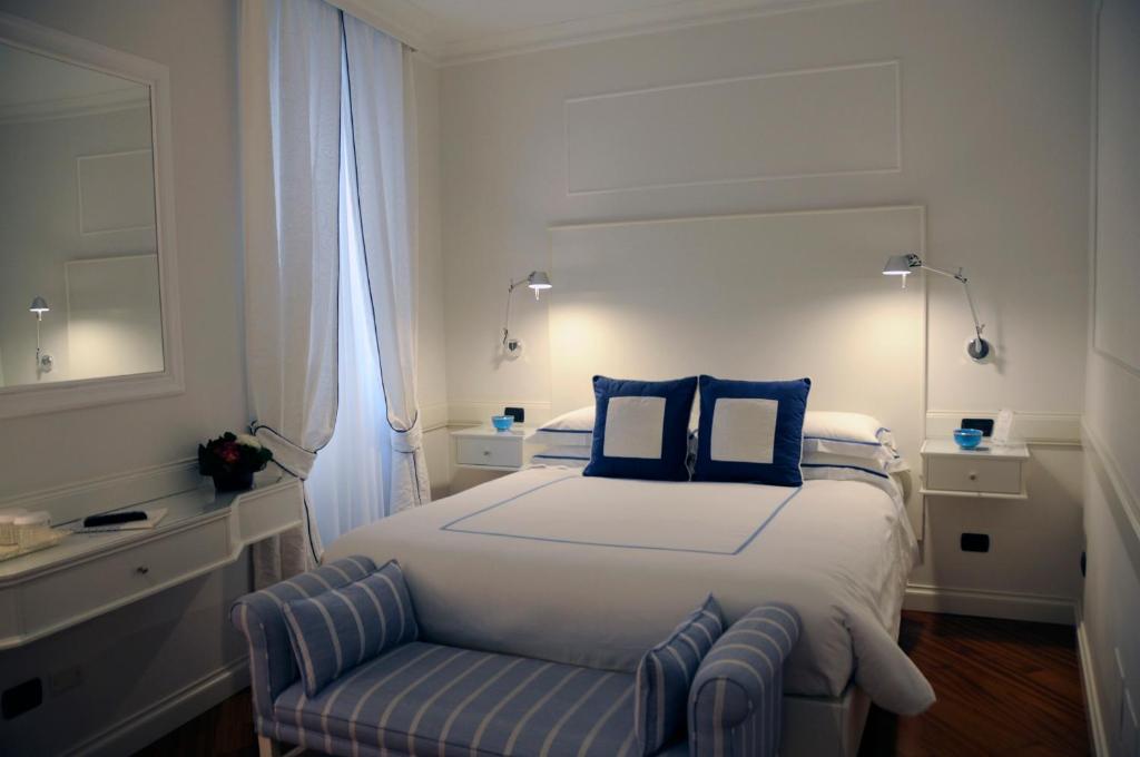 Postel nebo postele na pokoji v ubytování Suite Fontana di Trevi