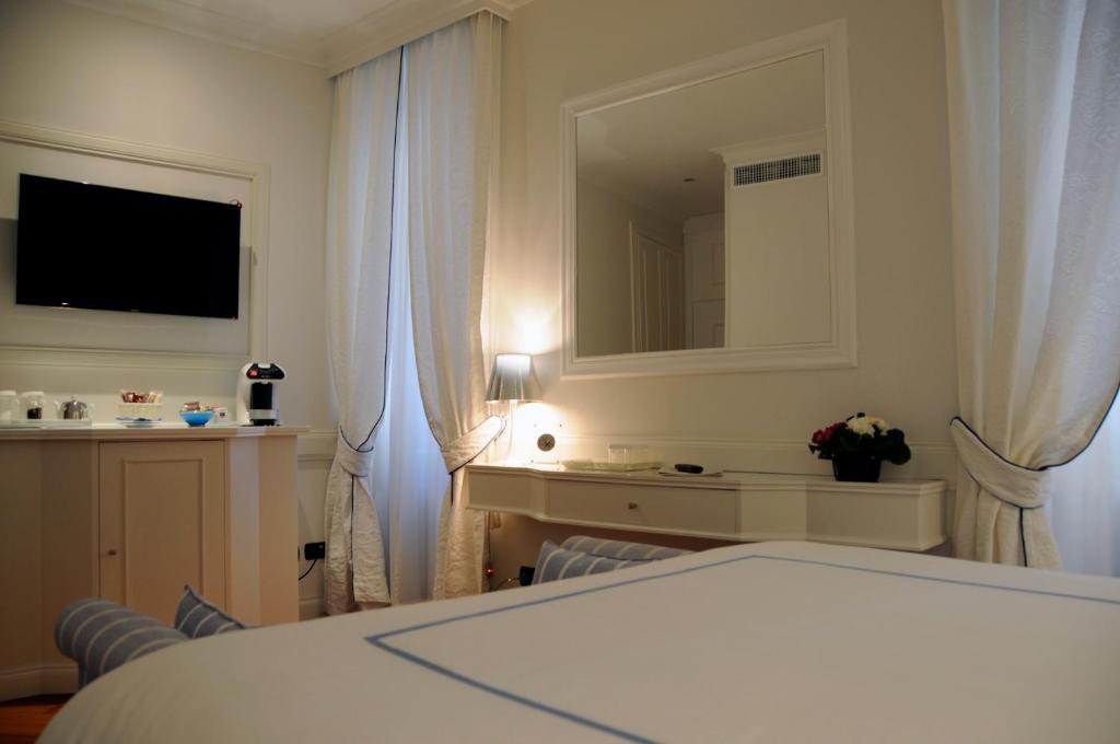 Postel nebo postele na pokoji v ubytování Suite Fontana di Trevi