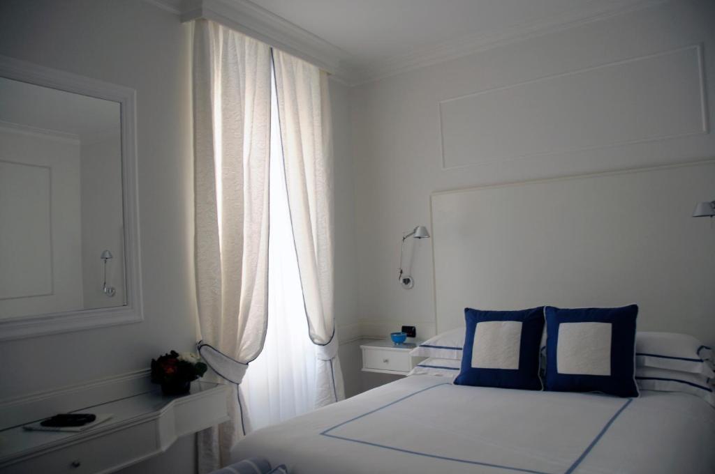 Postel nebo postele na pokoji v ubytování Suite Fontana di Trevi