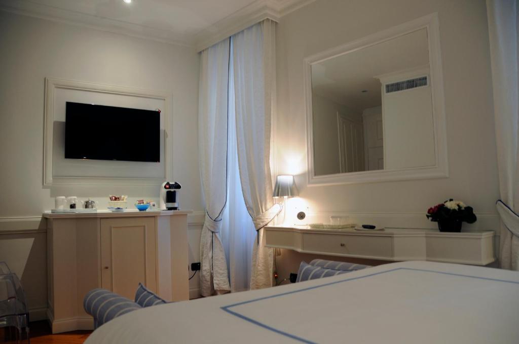 Postel nebo postele na pokoji v ubytování Suite Fontana di Trevi