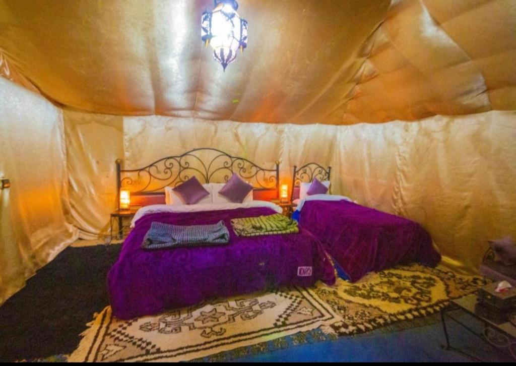 Postel nebo postele na pokoji v ubytování merzouga luxury spirit camp