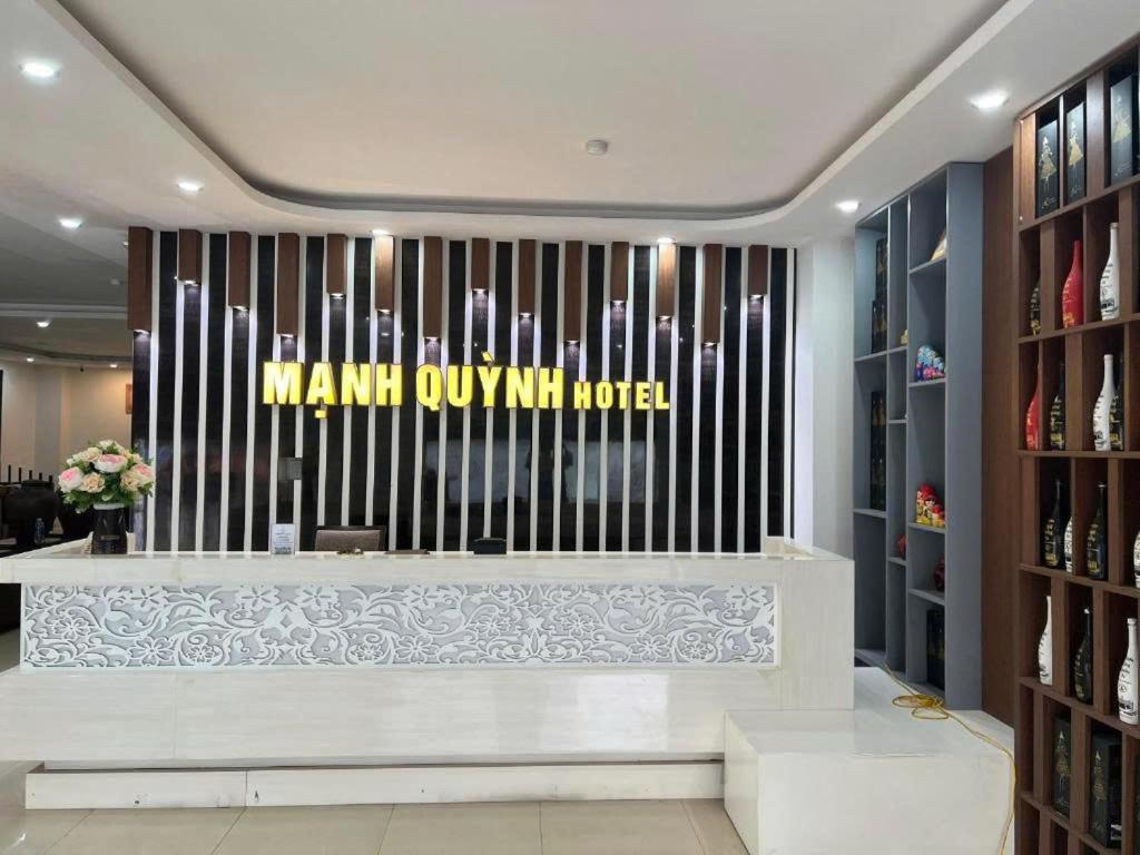a lobby with a large wall with the words manny owl hotel at Mạnh Quỳnh Hotel in Tinh Xa
