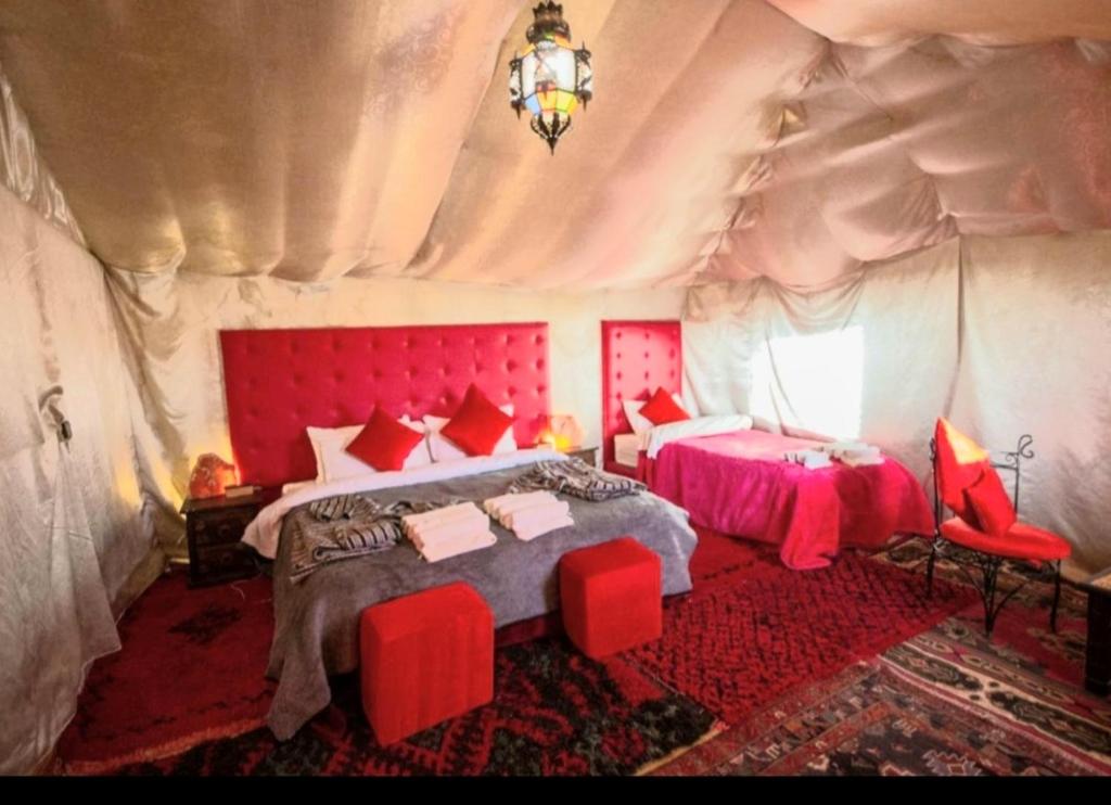 Postel nebo postele na pokoji v ubytování merzouga luxury spirit camp