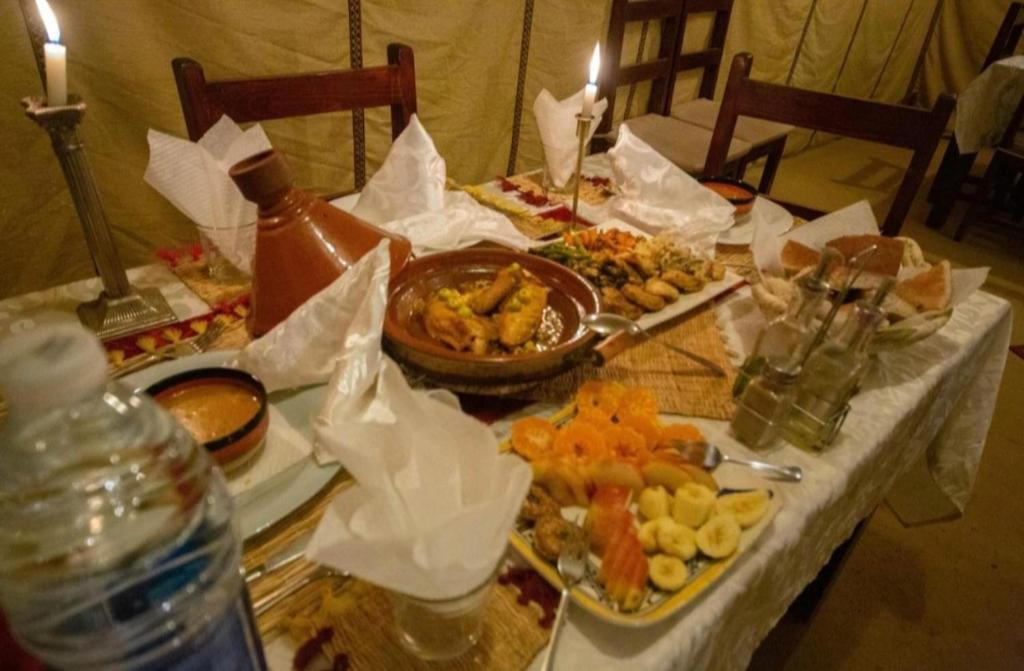 Jídlo v luxury tent nebo okolí