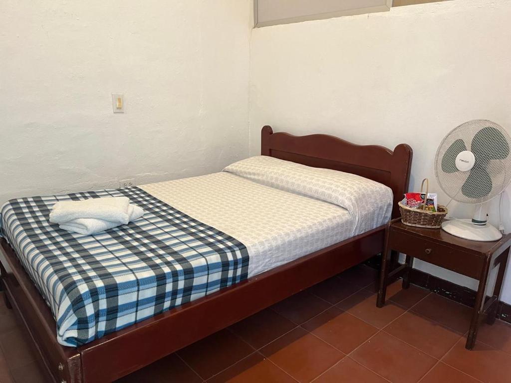 Postel nebo postele na pokoji v ubytování Sandalio Hostal Cali