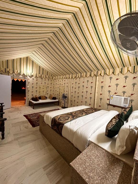 Postel nebo postele na pokoji v ubytování Desert Overnights Luxurious Camp And Resort