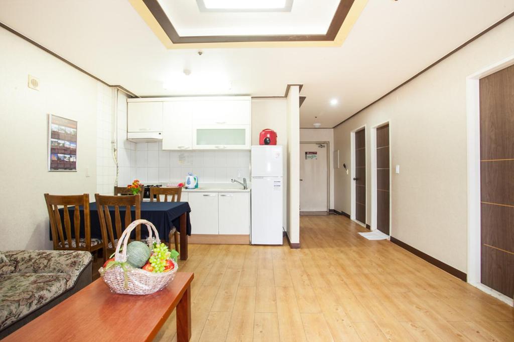 Kuchyň nebo kuchyňský kout v ubytování Gyeongju Ilsung Condo