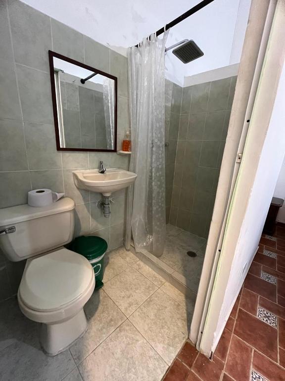 Koupelna v ubytování Sandalio Hostal Cali