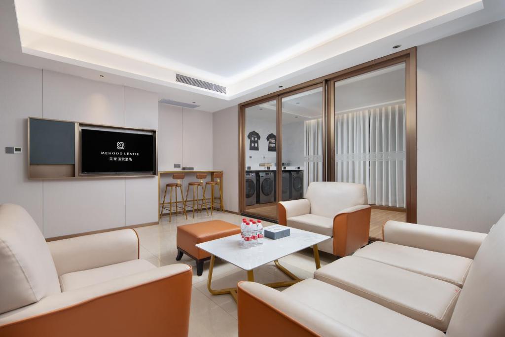 TV a/nebo společenská místnost v ubytování Mehood Lestie Hotel Dongguan Chang'an